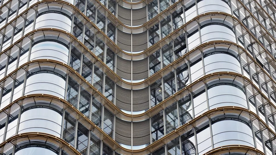 现代化办公楼大厅内求职者手持简历与HR交流的场景,背景是落地玻璃窗与城市天际线,专业感强